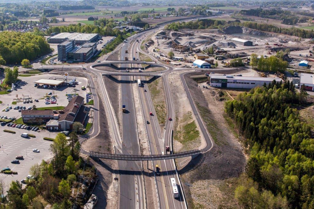 Bygger vei som aldri før