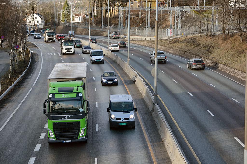 Rungende ja til lastebiler i kollektivfelt