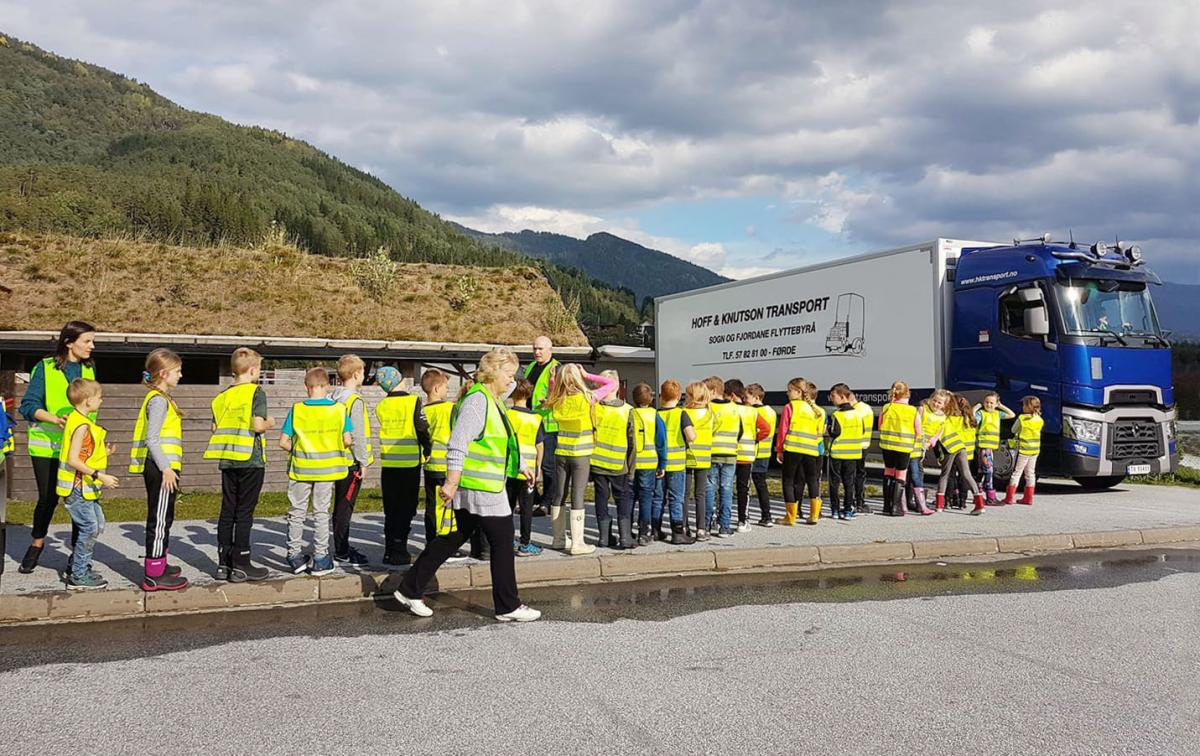 Alle disse barna står i lastebilens blindsone