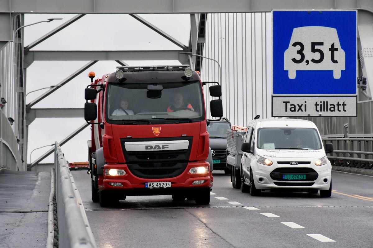 Her kjører lastebilen lovlig i «kollektivfeltet»
