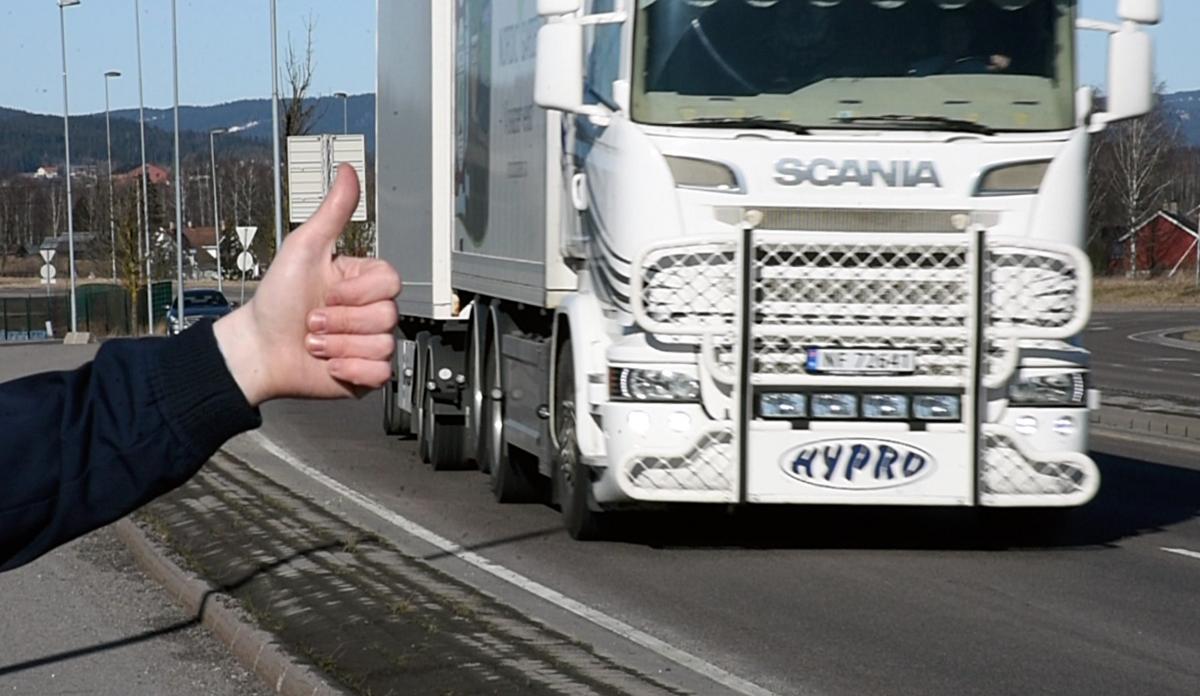 Oppfordring: Gi tommel opp til yrkessjåførene