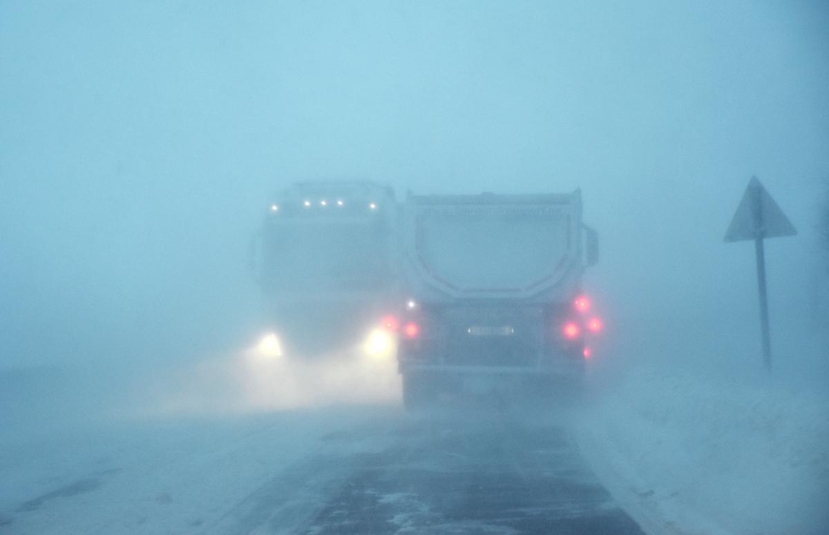 Glatte veier på Dovrefjell - E6 stengt!