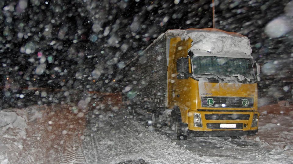 Advarer om tøffe kjøreforhold over hele landet
