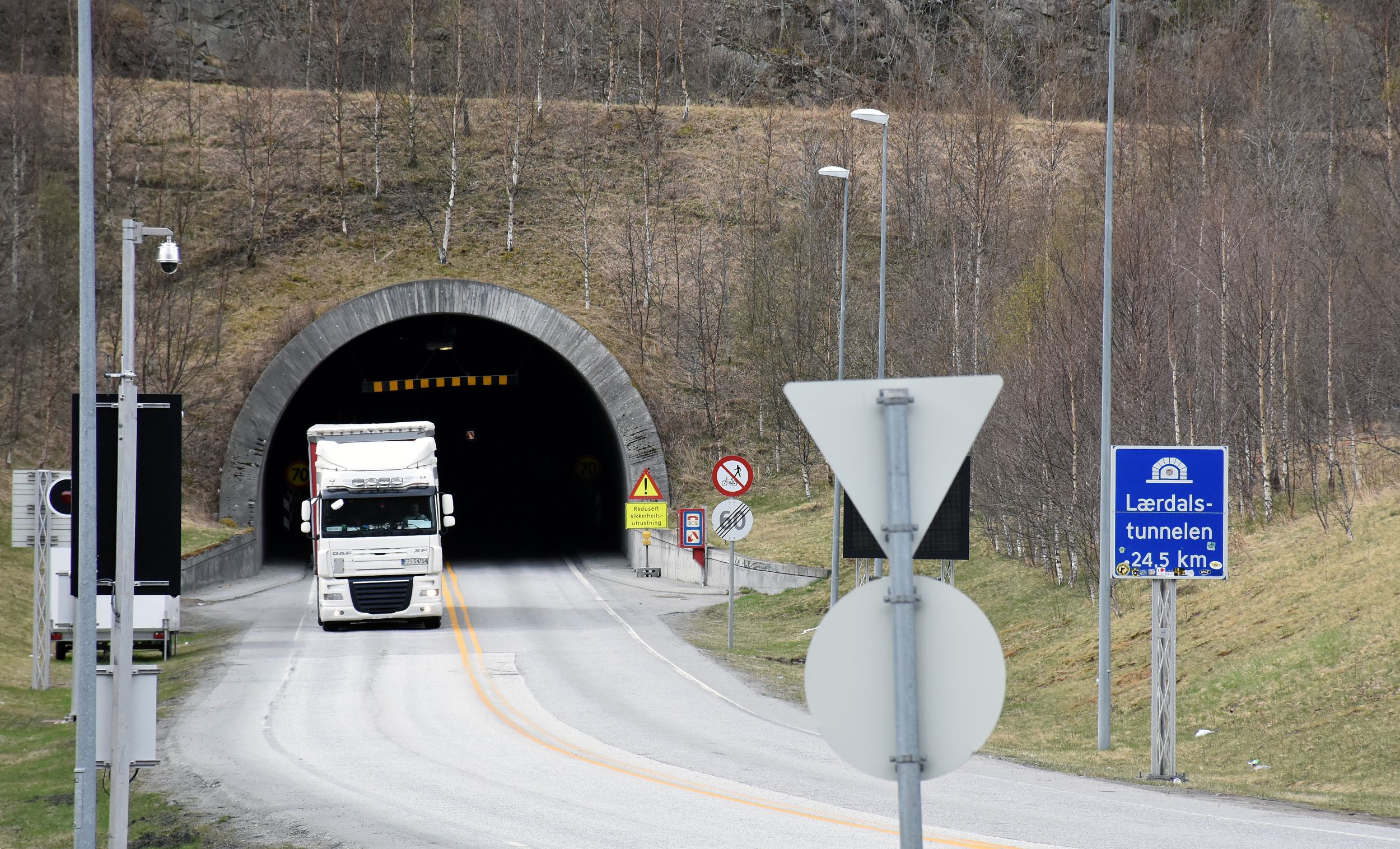 NLF advarer mot å nattestenge Lærdalstunnelen  