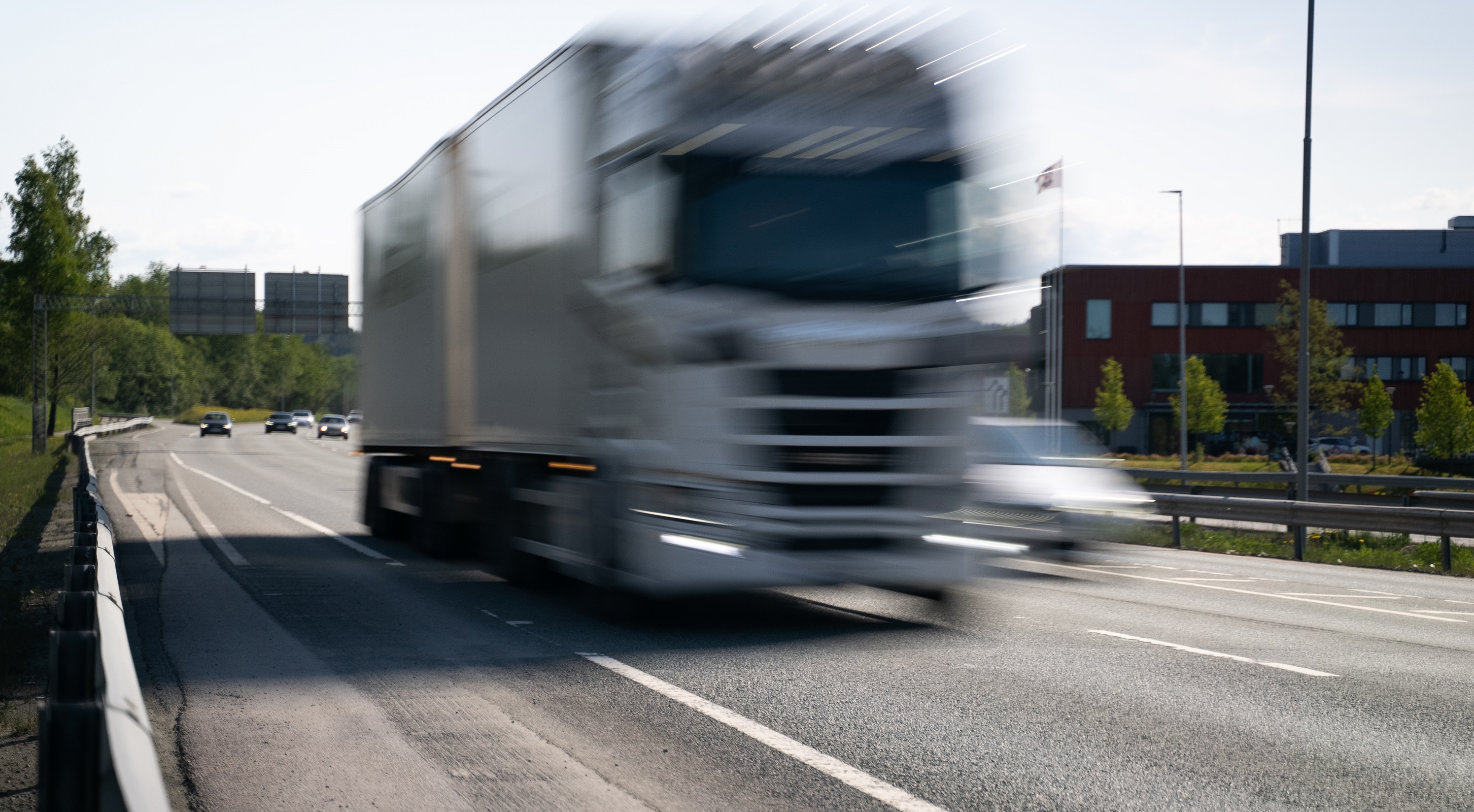 Skal sett fart på elektrifiseringen av tunge kjøretøy med ny støtteordning  