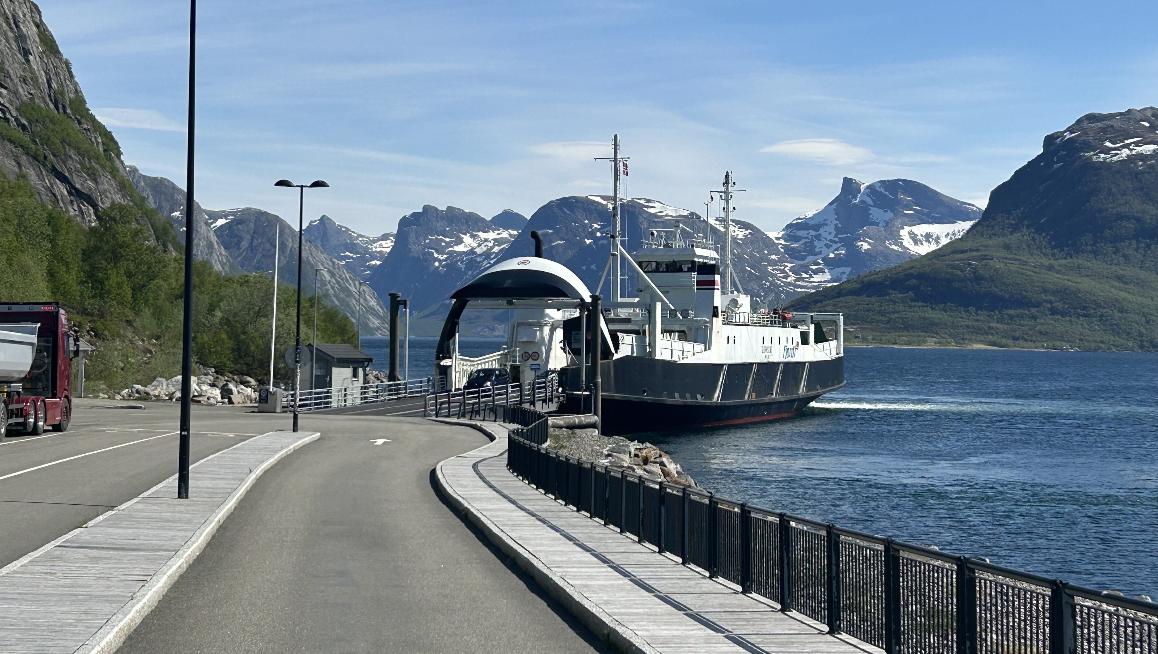 Fergekø frustrasjon: Livsviktig last forsinkes av bobiler 