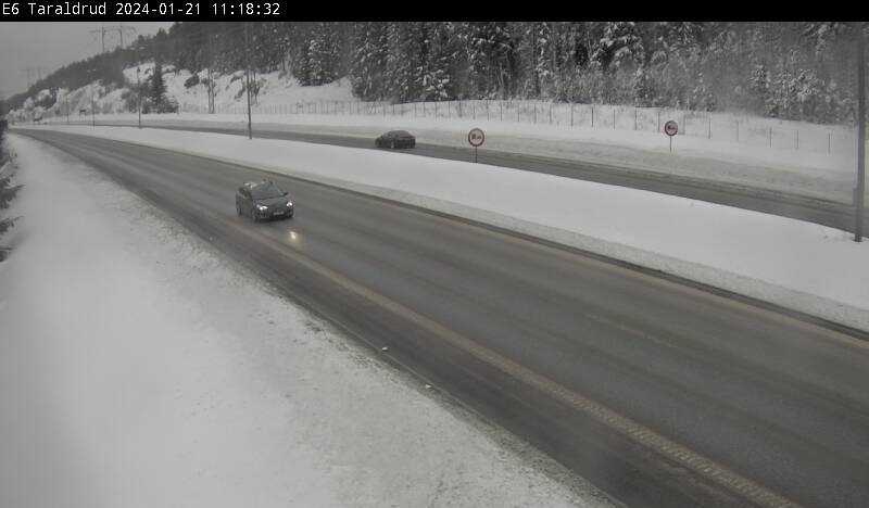 Kritisk glatt: – La bilene stå til situasjonen er avklart