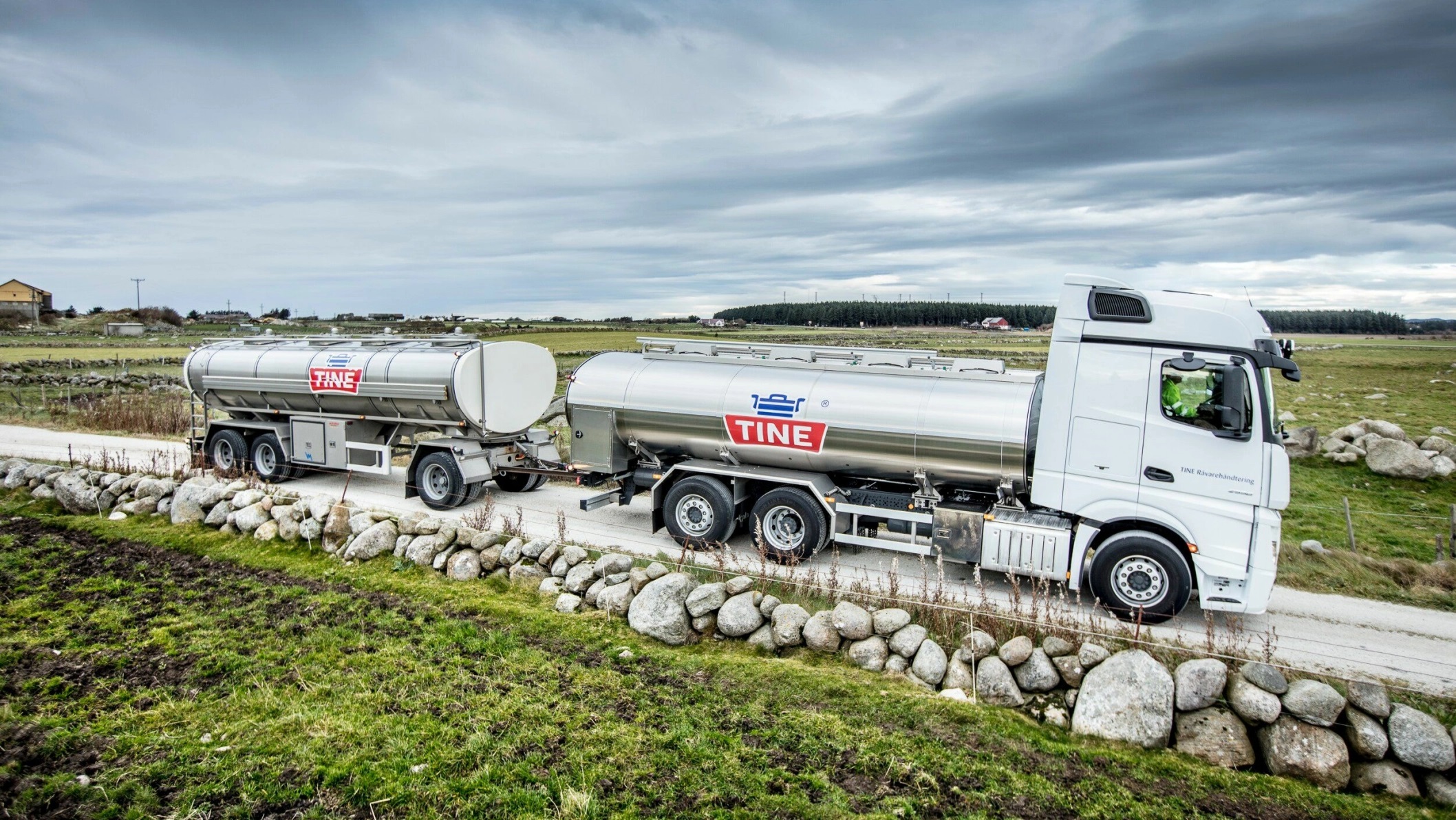 Melkebilen stoppet av ras - måtte tømme ut 7000 liter melk 