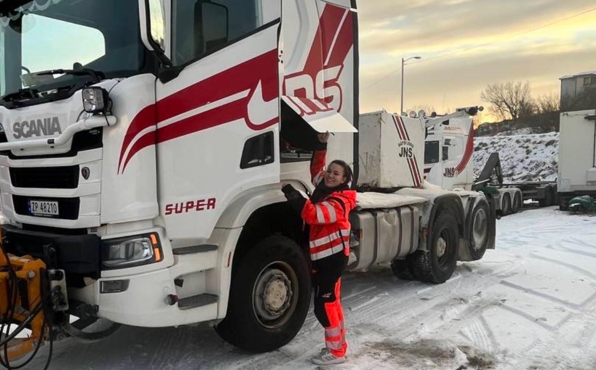 Stina (18) brøyter værharde veier i Finnmark  