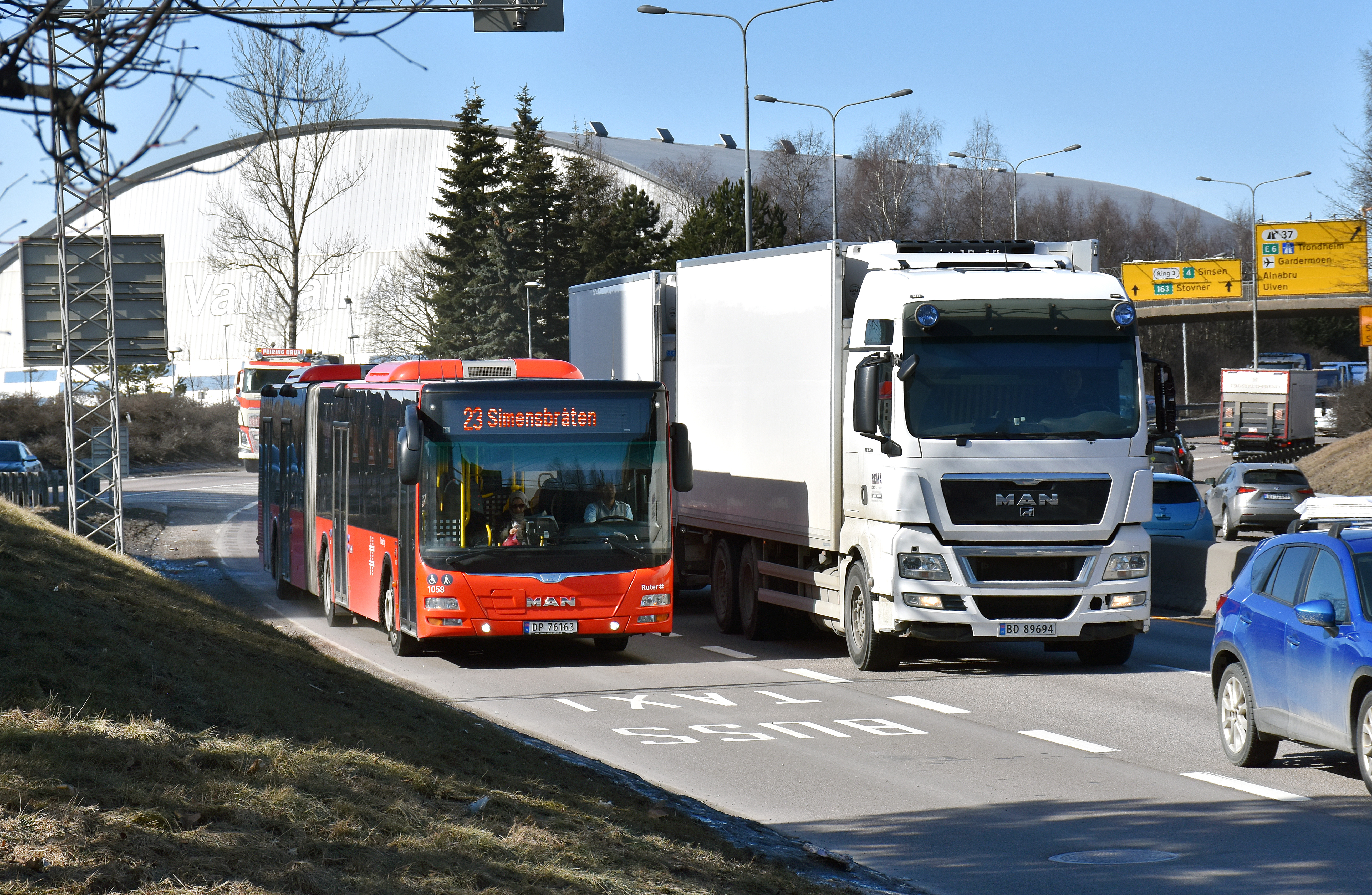 Elektriske lastebiler får grønt lys i kollektivfelt – men biogass blir stående igjen