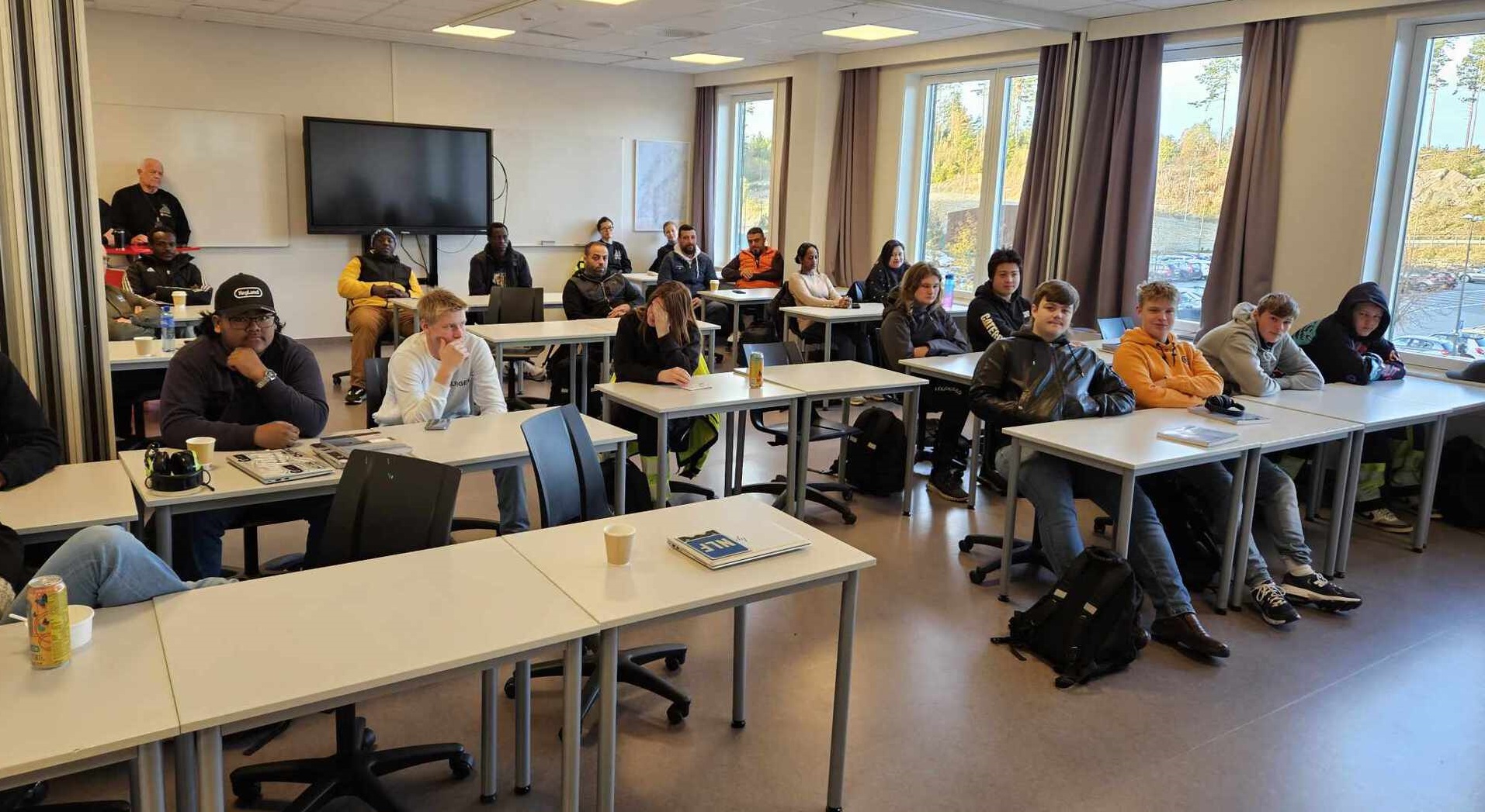 Færre søker seg til yrkessjåførutdanning – bransjen slår alarm  