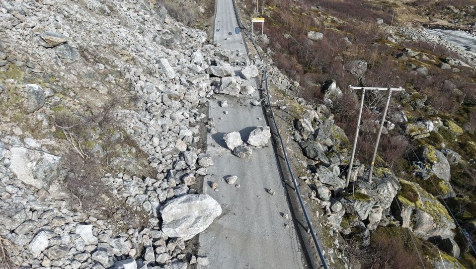 Nødløsning vurderes for nyttetransport etter ras på E10 i Lofoten