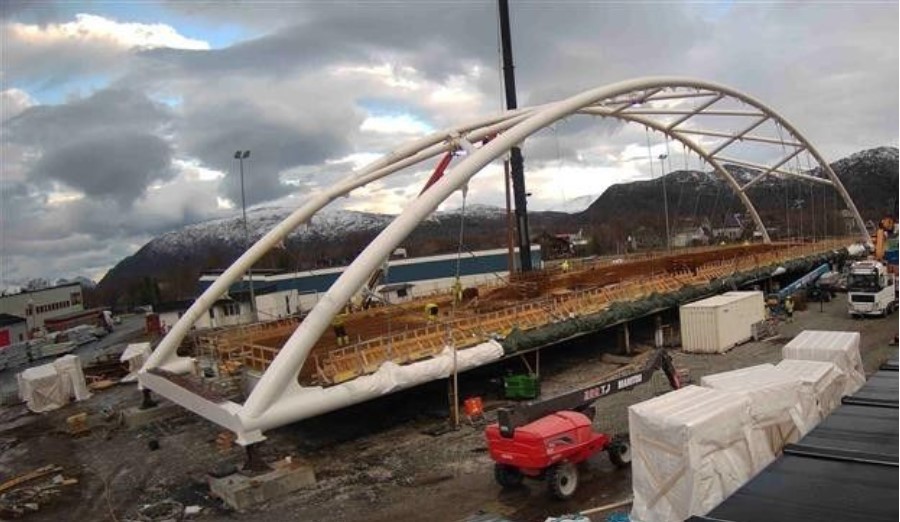 Ny Storslett-bru flyttes på plass – E6 stengt for tungtransport søndag