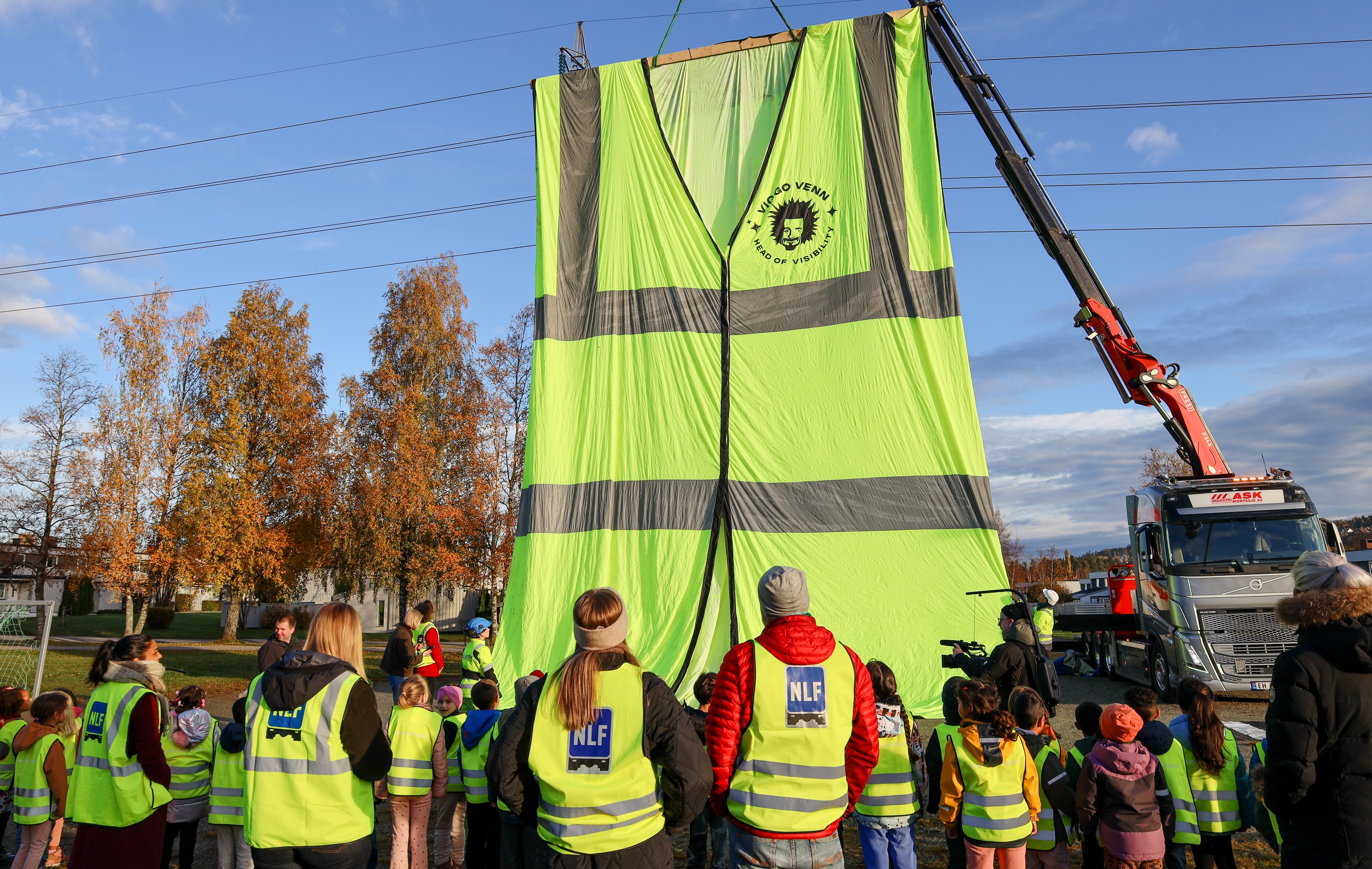 Verdens største refleksvest heist til værs på Åsenhagen skole: – Refleks redder liv 