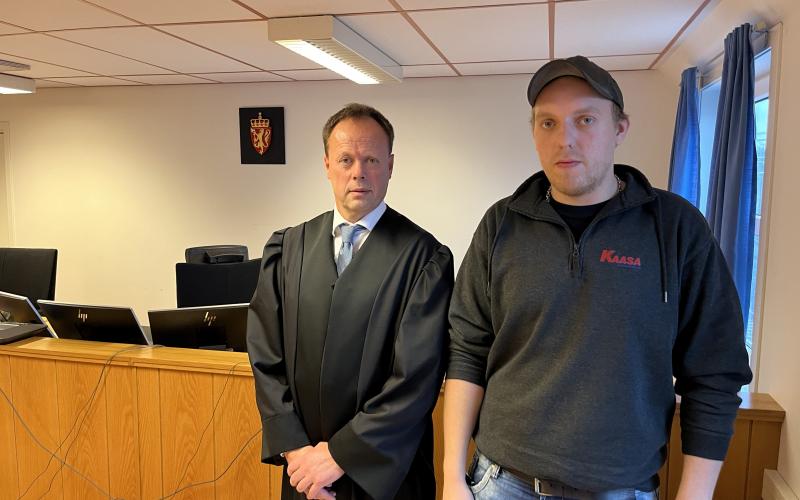 HØY BOT: Yrkessjåfør Vegard Kåsa (til høyre) møtte i dag i Follo og Nordre Østfold tingrett på Mysen, sammen med sin advokat, Robert Aksnes i Vectio. Foto: Eivind Bye, tungt.no