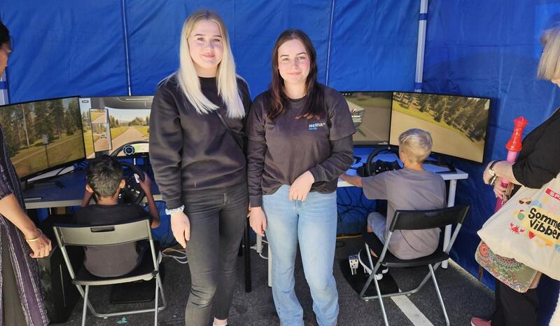 ARENDALSUKA ER I GANG: Dersom du har lyst til å kjøre lastebilsimulator, er NLFs stand den rette plassen å komme. Her vil du bli hjulpet av hyggelige lærlinger fra Norva24 som assisterer deg med å komme i gang. Foto: Reidar Retterholt