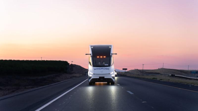 Den nye helelektriske trekkvognen fra Windrose Norge vekker oppsikt før Transport 2026 i Lillestrøm, hvor den kan oppleves på nært hold under messen 23.–25. april 2026. Foto: Windrose