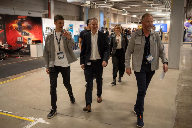 Markedsdirektør Kjell Olafsrud og administrerende direktør Knut Gravråk i NLF viser samferdselsminister Jon Ivar Nygård rundt på messen etter åpningen av Transport 2026, der transportnæringens rolle, teknologi og fremtidige løsninger sto sentralt. Foto: Jan Egil Sandstad.