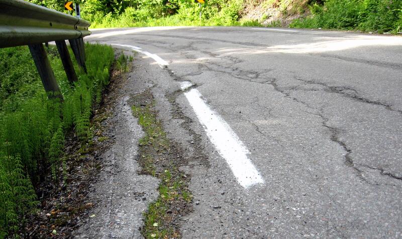 DÅRLIGE VEIER TREFFER ALLE: Hullete asfalt, smale strekninger og rasfare gjør fylkesveiene til en utfordring både for bilister, tungtrafikk og nødetater.