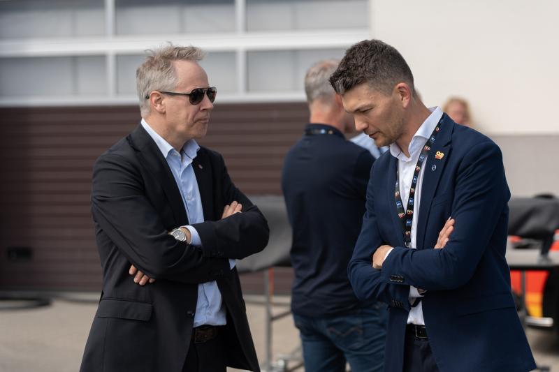 Administrerende direktør i NLF, Knut Gravråk, i samtale med samferdselsminister Jon Ivar Nygård. NLF mener at regjeringens halvhjertede vektvedtak for lastebiler gir minimal effekt og ikke er tilstrekkelig for å oppnå reelle klima- og effektgevinster i transportsektoren. Foto: Jan Egil Sandstad