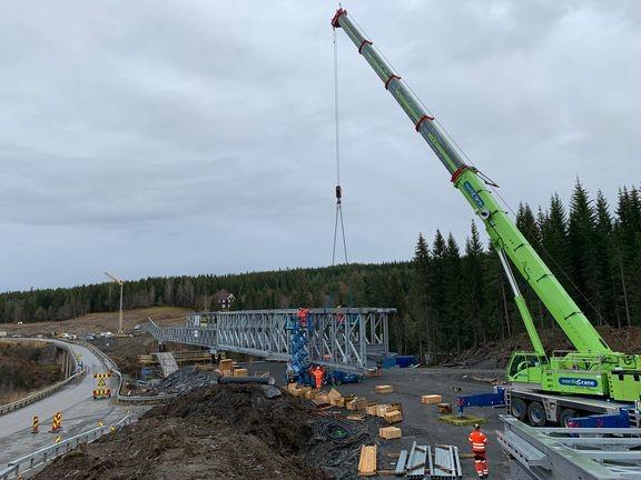 Monteringen av den nye brua er i gang