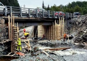 Kobbervoll bru på E134 ved Kongsberg snart ferdig. 31. oktober og 3. november stenges veien for rivnings- og monteringsarbeider. Foto: Bjørn Halvor Hegna, Statens vegvesen