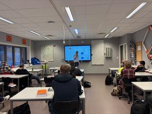 Jone underviser klassen på Vennesla VGS