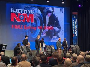 Her får finalistene i kjetting NM Jr. premiene sine av Samferdselsminister Jon-Ivar Nygård
