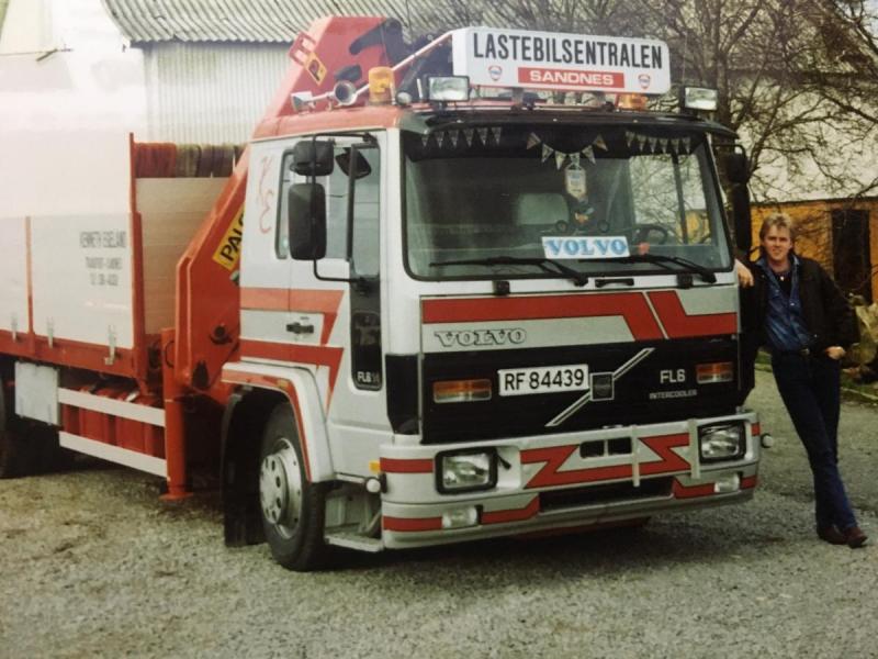 Kenneth Egeland med sin første nye lastebil.