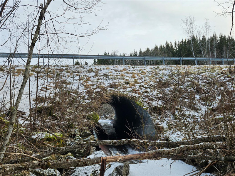 Skal skiftes ut: Dagens stålrør ved Jøreselva på fylkesvei 7040 i Grong er i svært dårlig forfatning og skal byttes ut. (Foto: Trøndelag fylkeskommune).