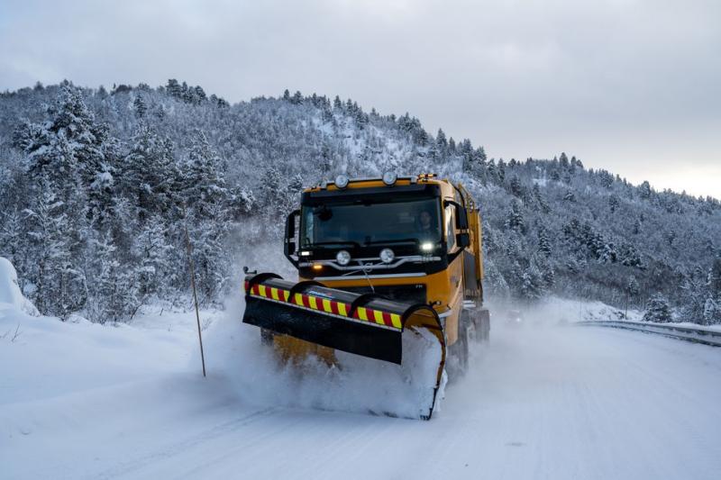 Sammen med de fleste norske plogleverandørene, testet Statens vegvesen ulike brøyteploger for å se om de fjerner snø like effektivt i ulike hastigheter. Foto: Bård Asle Nordbø, Statens vegvesen.