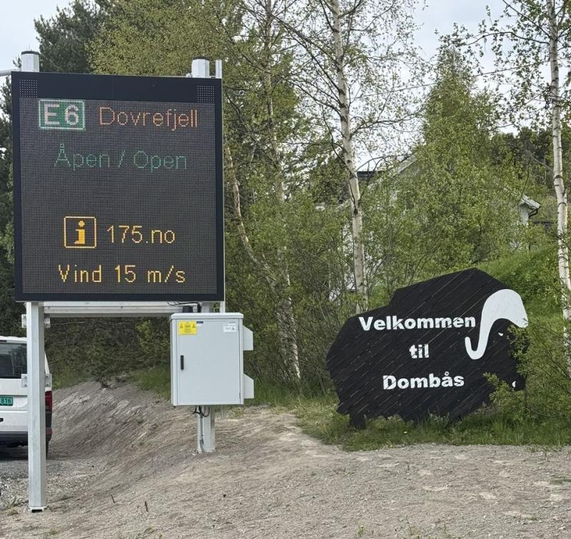 En av de nye digitale skilttavlene er plassert sør for Dombås sentrum for å gi bilistene tidlige varsel om vindforholdene oppe på Dovrefjell. (Foto: Odd Arne Strandheim / Statens vegvesen)