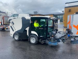 Feiing og spyling av veibane, gang- og sykkelveier er del av driftskontrakten. Foto: Statens vegvesen