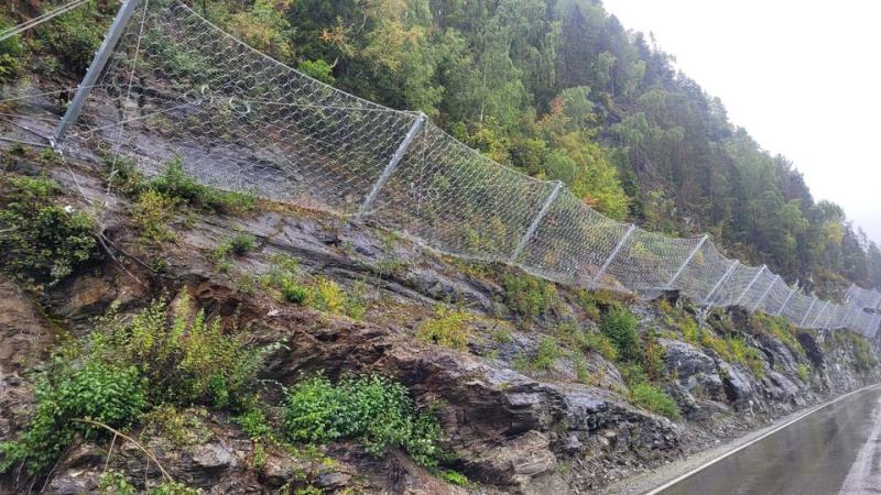 Nå blir det 750 meter med skredsikring langs E6 i Drivdalen. Fanggjerdene som skal settes opp, blir av samme type som her ved E6 Langnesberga. (Foto: Cecilie Hestås Hove / Statens vegvesen)