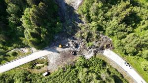 Natt til tirsdag 3. juni 2025 gikk det et skred over fylkesveg 6680 Amundsdalsvegen i Klæbu i Trondheim kommune. Det er fortsatt uklart når vegen kan åpne. (Foto: Trøndelag fylkeskommune).