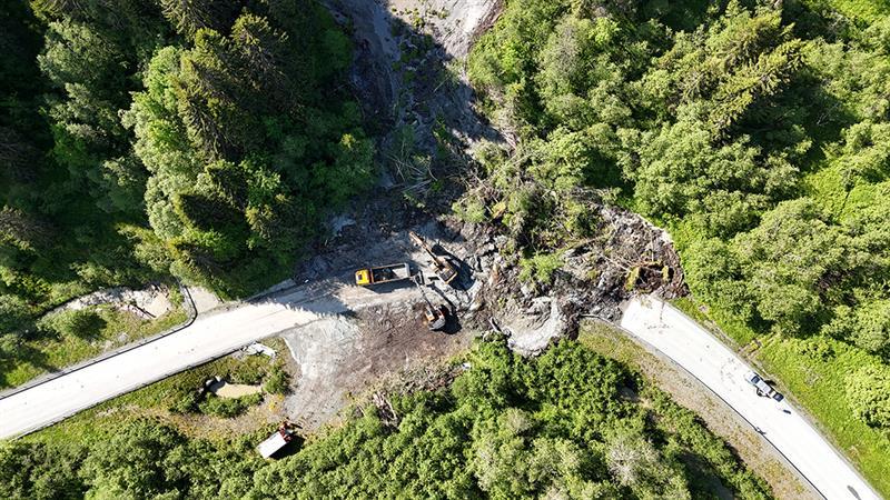 Natt til tirsdag 3. juni 2025 gikk det et skred over fylkesveg 6680 Amundsdalsvegen i Klæbu i Trondheim kommune. Det er fortsatt uklart når vegen kan åpne. (Foto: Trøndelag fylkeskommune).