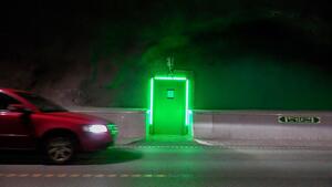 Nødutgang til et av tilfluktsrommene i Frøyatunnelen. (Foto: Håvard Zeiner, Trøndelag fylkeskommune).