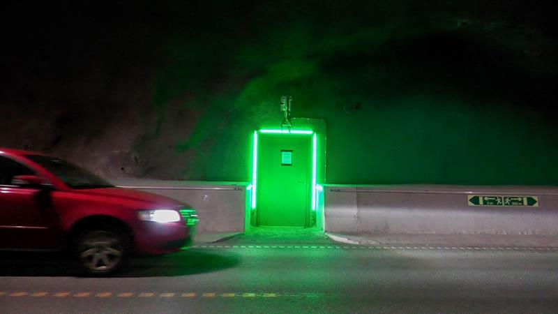 Nødutgang til et av tilfluktsrommene i Frøyatunnelen. (Foto: Håvard Zeiner, Trøndelag fylkeskommune).