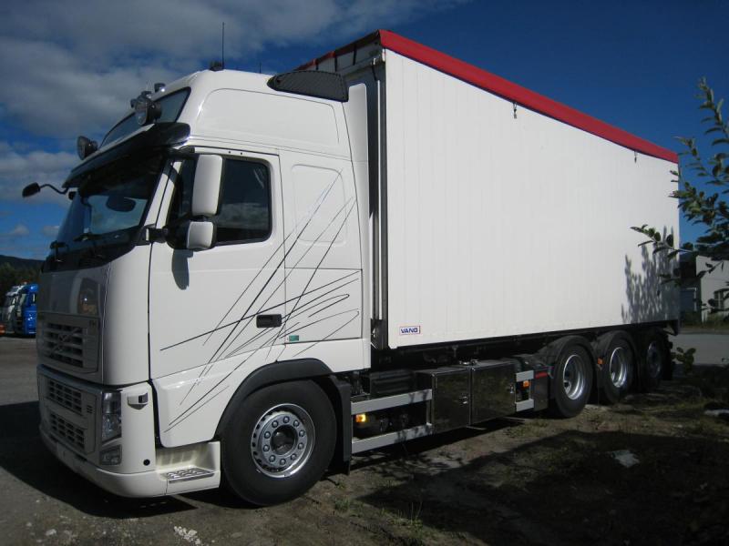 Flisbil m/ tipp og kran. I oppdrag for Saltdalshytta