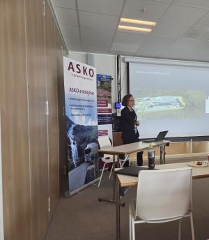 Grethe Ovanger i Asko Nord informerer om Asko sin virksomhet og om konsekvensene stenging av Tromsøbrua gir bedriften