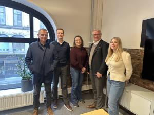 På bilder et NHO, EBA, LO og NLF representert 