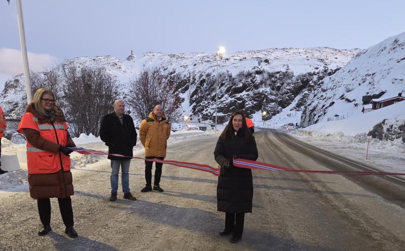 Fylkesleder i Finnmark bivåner snorklipping foretatt av fiskeriminister og tidligere ordfører i Hammerfest Marianne Sivertsen Næss . 