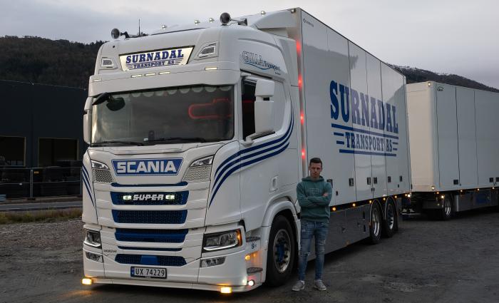 STORT SELSKAP: Steffen har en solid arbeidsgiver i Gulla Transport AS, som har røtter tilbake til 1979. Selskapet har ni lastebiler i drift for Surnadal Transport, en av Midt-Norges største private transportører. Foto: Jan Egil Sandstad