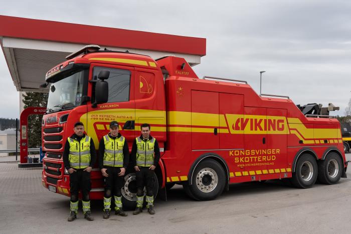 FAMILIEBEDRIFT: Pappa Lars Erik, Kasper og Magnus med tungbergeren sin, «skøttrubærjarn».