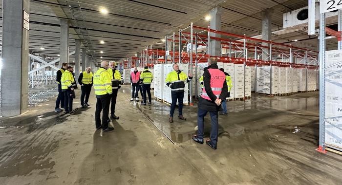 OMVISNING: Alle de fremmøtte fikk omvisning i den nye sjømatterminalen til Mowi på Gardermoen. Foto: Elisabeth Nodland