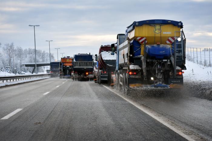 SÅPEGLATT: Vinteren skaper nok en gang kaos i trafikken mange steder. NLF mener at beredskapen ikke er god nok. Foto: Stein Inge Stølen 