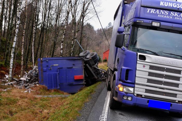 I GRØFTA: Tilhengeren kom for langt ut på kanten og det svenskregistrerte vogntoget havnet i grøfta på E39, like vest for Flekkefjord.