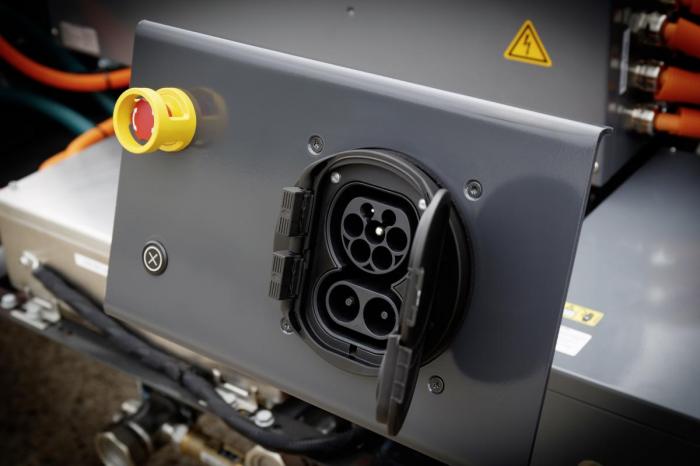 KONTAKT: Mercedes bruker CCS-kontakt på den elektriske lastebilen. Det er samme system som blant annet BMW, Porsche og Volkswagen bruker på sine elbiler. (Foto: Daimler)