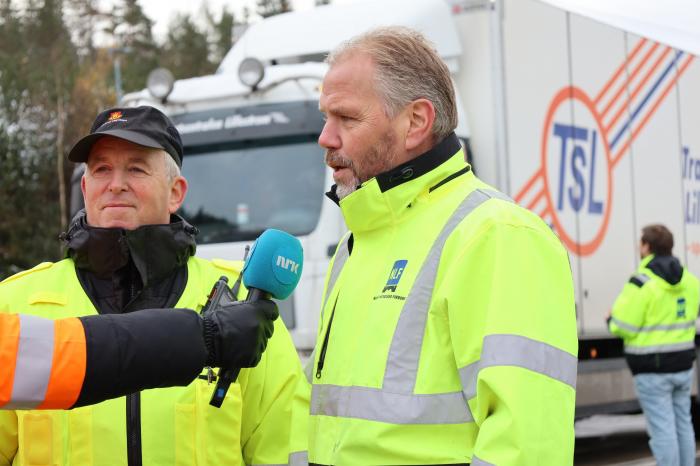 FIKK OPPMERKSOMHET: Deler av Kjettingdagen ble sendt direkte på NRK Nyhetsstrømmen. Markedsdirektør i NLF, Kjell Olafsrud (t.h) står her sammen med, Erik Wolff, som leder utekontrollen i Statens vegvesen i Sør-Norge. Foto: Elisabeth Nodland