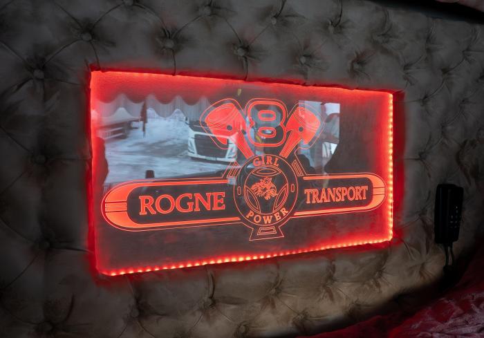 GIRL POWER: Elina designet et eget lysskilt på bakveggen med girl power, V8 og Rogne Transport. Foto: Jan Egil Sandstad